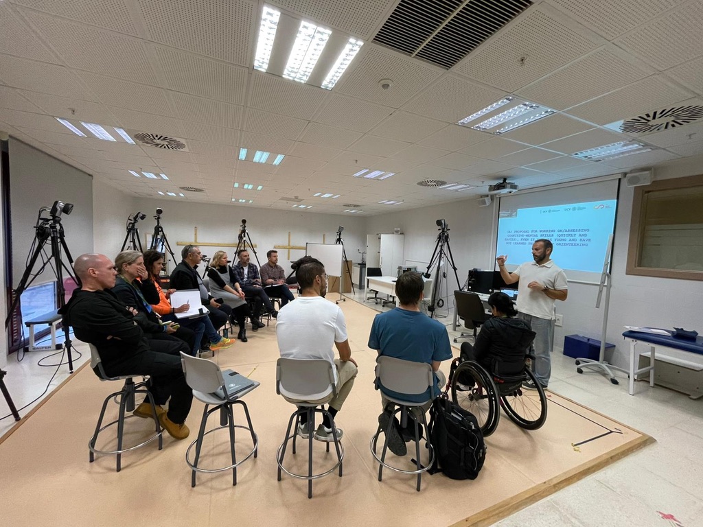 Promovemos la sensibilización hacia la discapacidad mediante formaciones que incluyen rutas inclusivas reales y la organización de jornadas y eventos abiertos a la sociedad.