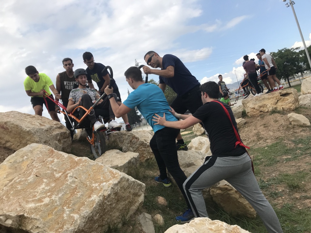 Las actividades inclusivas en la naturaleza fomentan la cooperación y el trabajo en equipo, ofreciendo experiencias de voluntariado solidario tanto a estudiantes como a profesorado.